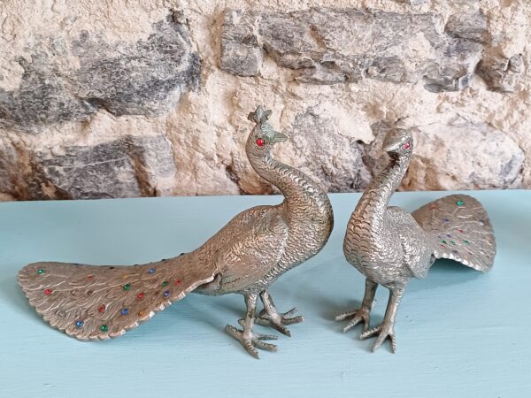 Pareja de pavos reales metálicos